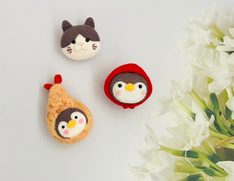 キュートなエビフライペンギン・赤ずきんペンギンの羊毛フェルトブローチ／キーホルダー - チャーム - ウール 