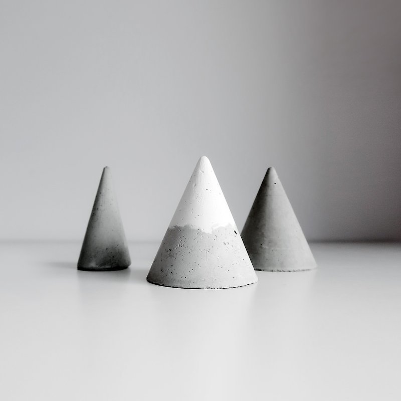 HILL SCENERY | Cone-shaped Cement essential oil diffuser Stone and ring holder 3-piece set - ของวางตกแต่ง - ปูน สีเทา