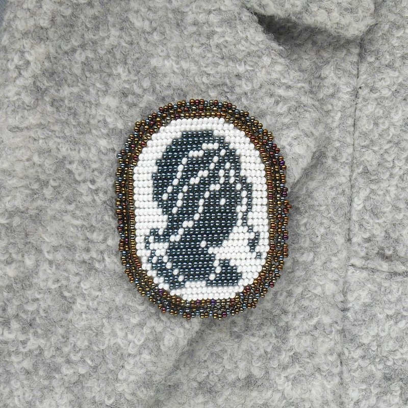 Embroidered cameo brooch, face brooch, large brooch, handmade beaded - เข็มกลัด - แก้ว สีเทา