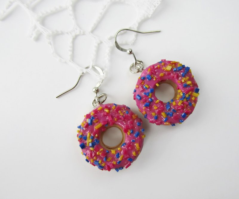 Cute earrings doughnut Pink glazed donut earrings Pink doughnut Topped sprinkles - 耳環/耳夾/耳骨夾 - 黏土 粉紅色