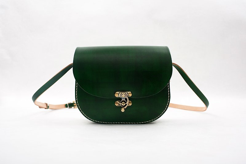 [Tangent Pie] Mushroom-picking leather handmade retro saddle bag female bag female student bag messenger bag - กระเป๋าแมสเซนเจอร์ - หนังแท้ สีเขียว
