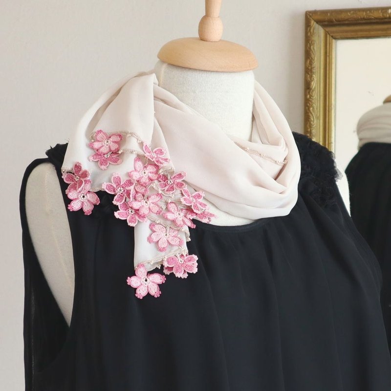 【受注制作】レースの花付き シフォンストール【桜】クリームベージュ - 絲巾 - 其他人造纖維 咖啡色