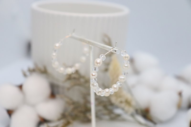 White Freshwater Pearls and Crystals Pure Silver Hoop Earrings - 耳環/耳夾/耳骨夾 - 珍珠 