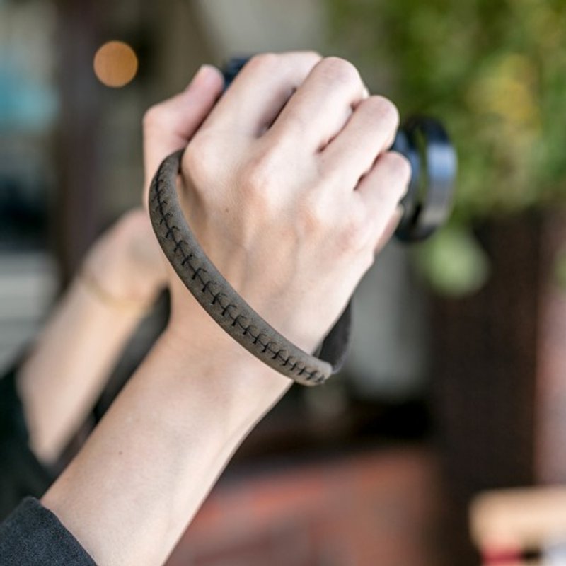 ハンドステッチ加工 本革レザーカメラハンドストラップ / 墨黒 - カメラバッグ - 革 ブラック