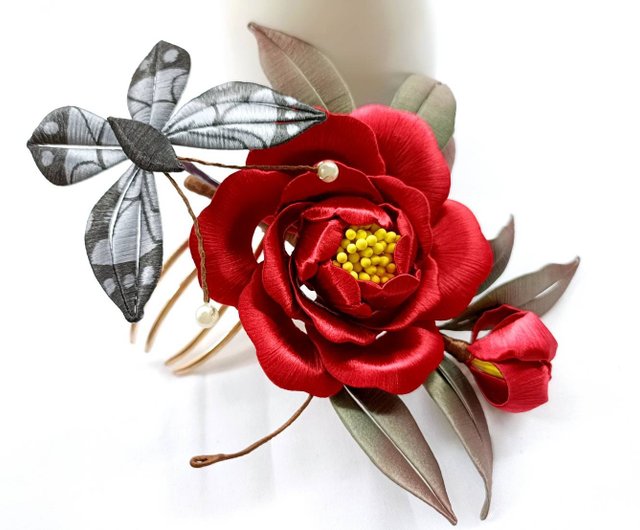 華やかな花の海、レッドバラ、蝶、アンティーク風に絡まった花の