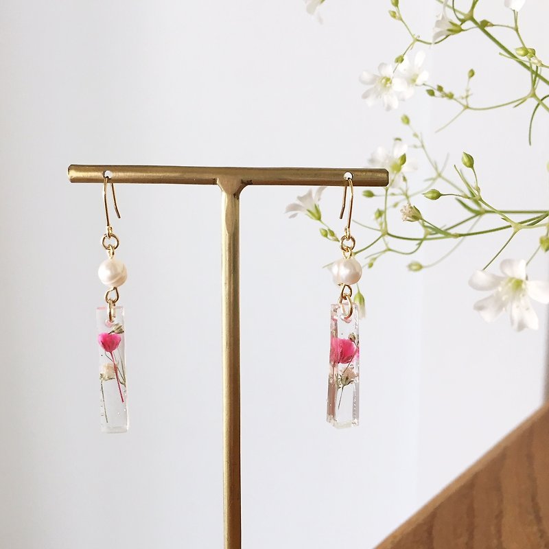 Swing earrings of babys breath and freshwater pearl - ピアス・イヤリング - その他の素材 透明