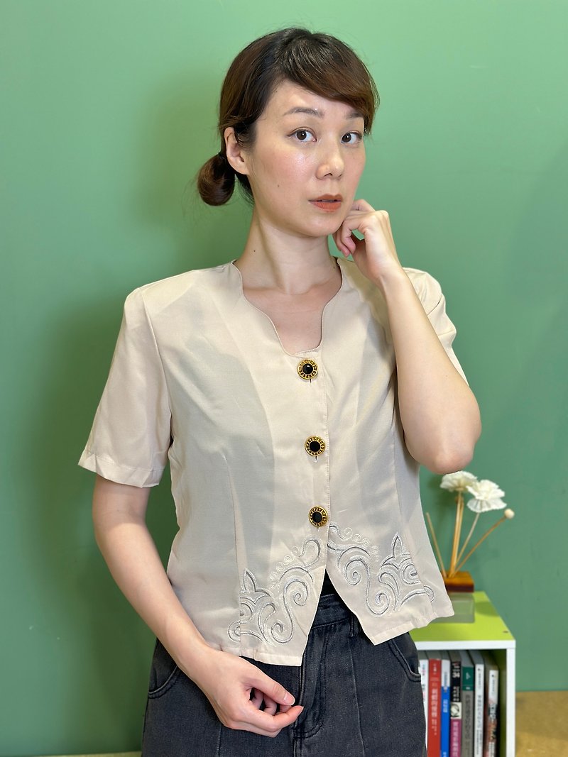 Beige gold button embroidered hem shirt - Women's Shirts - Other Materials White