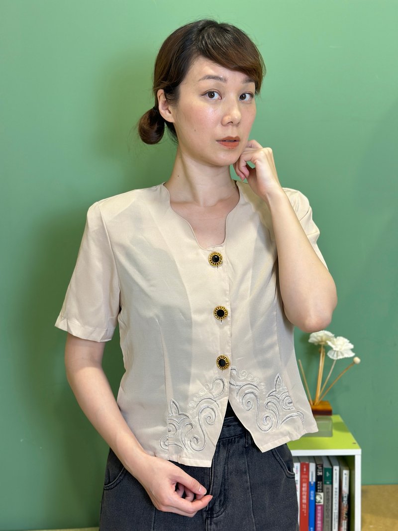 Beige gold button embroidered hem shirt - เสื้อเชิ้ตผู้หญิง - วัสดุอื่นๆ ขาว