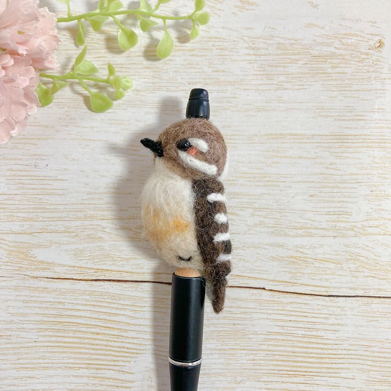 Natural wool felted Japanese wood pecker custom ballpoint pen stationary bird - อุปกรณ์เขียนอื่นๆ - ขนแกะ สีนำ้ตาล