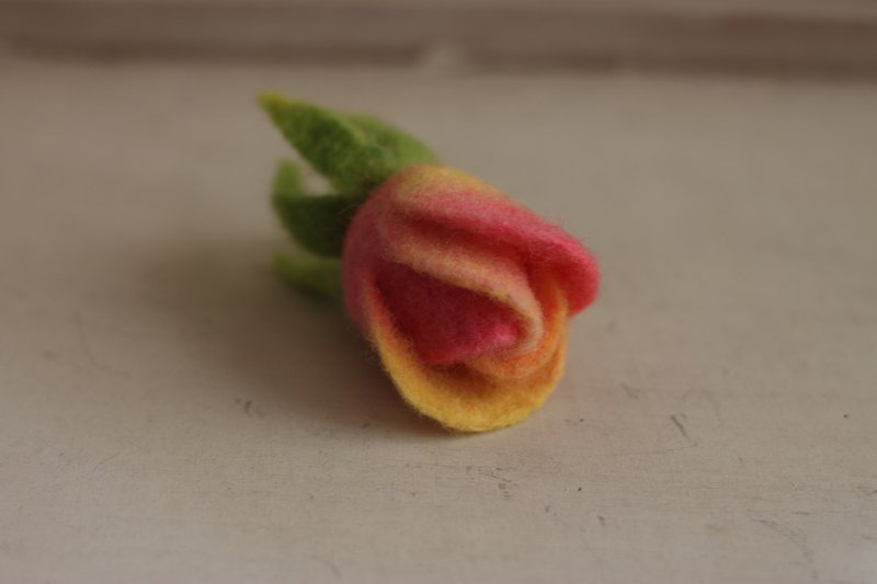 Pink Orange Gradient Budding Rose Brooch Spot - เข็มกลัด - ขนแกะ สึชมพู