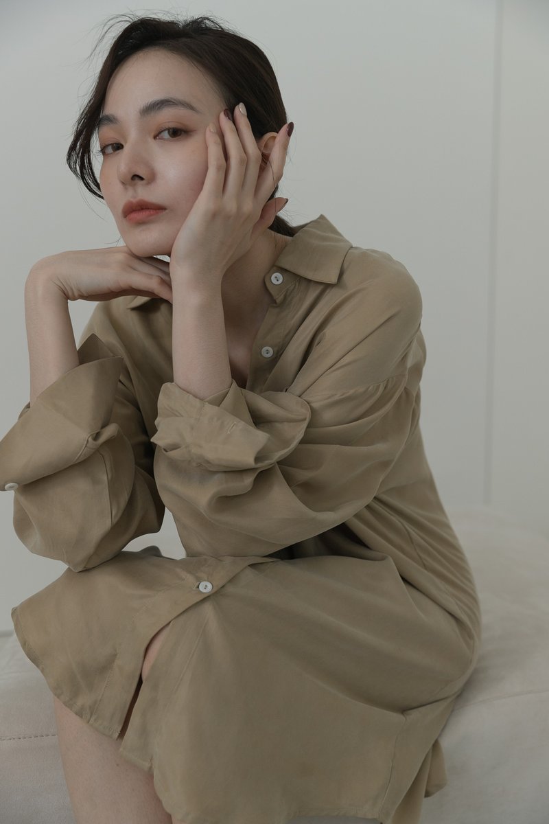 【品牌原創】Lola 柔感銅氨絲 飄逸長版襯衫 氣質奶茶色 - 女上衣/長袖上衣 - 其他人造纖維 卡其色