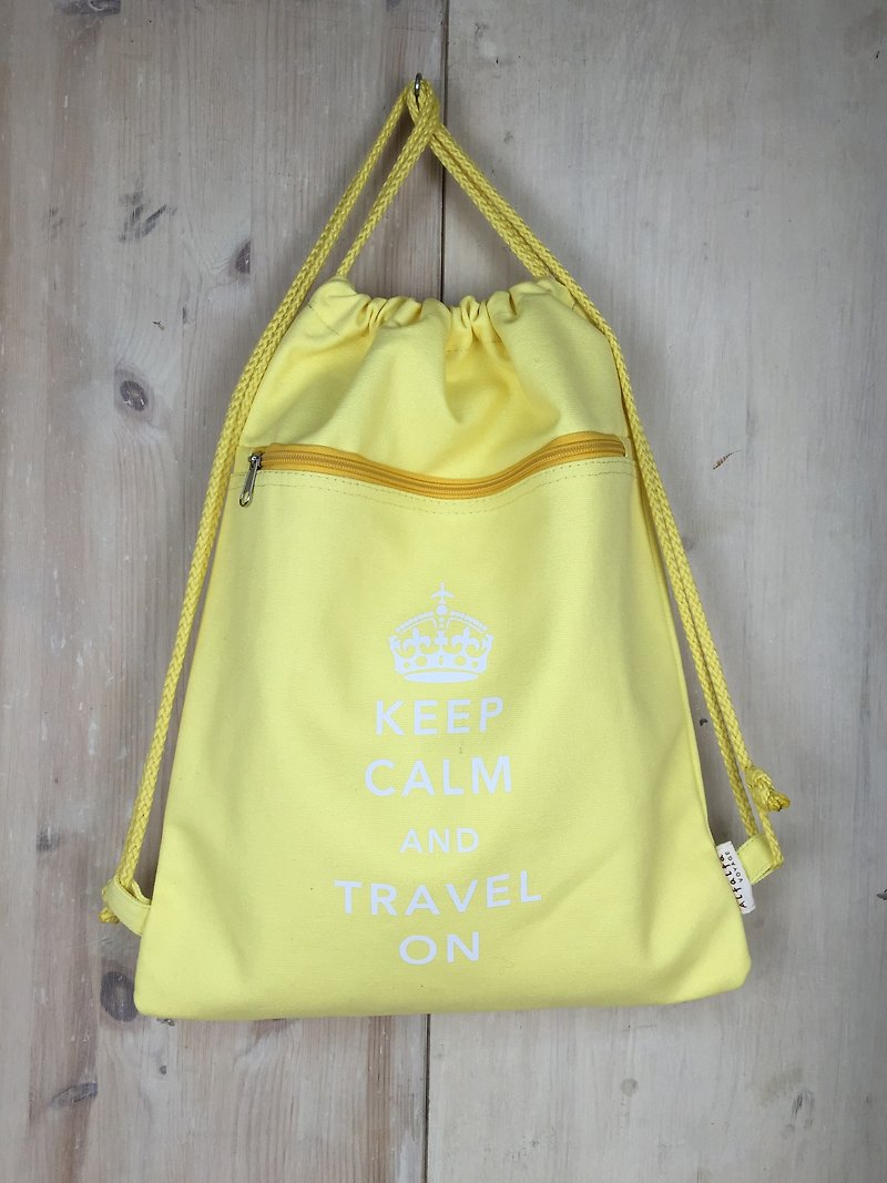 Keep Calm & Travel On Drawstring Backpack - Yellow - กระเป๋าหูรูด - ผ้าฝ้าย/ผ้าลินิน สีเหลือง