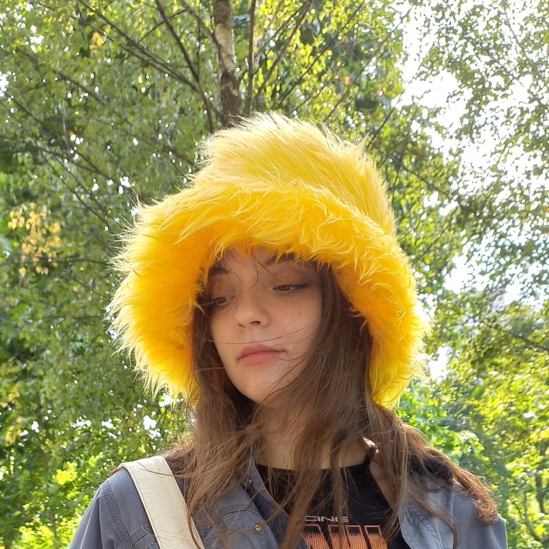 Bright yellow hat. Faux fur bucket hat. Festival fuzzy neon hat. Acid yellow hat - หมวก - วัสดุอื่นๆ สีเหลือง