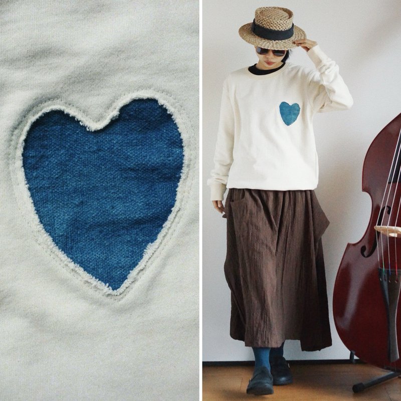 Off-White Indigo Dyed Heart Appliqué Heavyweight Cotton Sweatshirt in Natural Ecru - เสื้อผู้หญิง - ผ้าฝ้าย/ผ้าลินิน ขาว