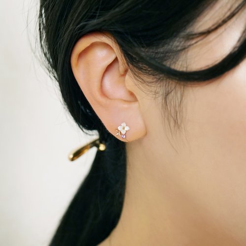 エアリークリップオンピアス】10Kホワイトシェルフラワーピアス