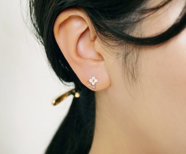 エアリークリップオンピアス】10Kホワイトシェルフラワーピアス