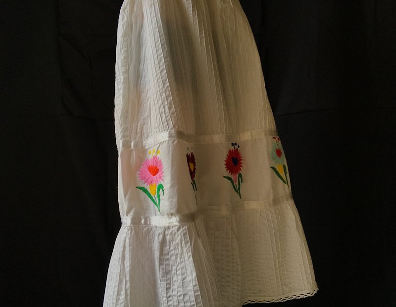 Mexican Hand Embroidered Dress - เสื้อยืดผู้หญิง - ผ้าฝ้าย/ผ้าลินิน 