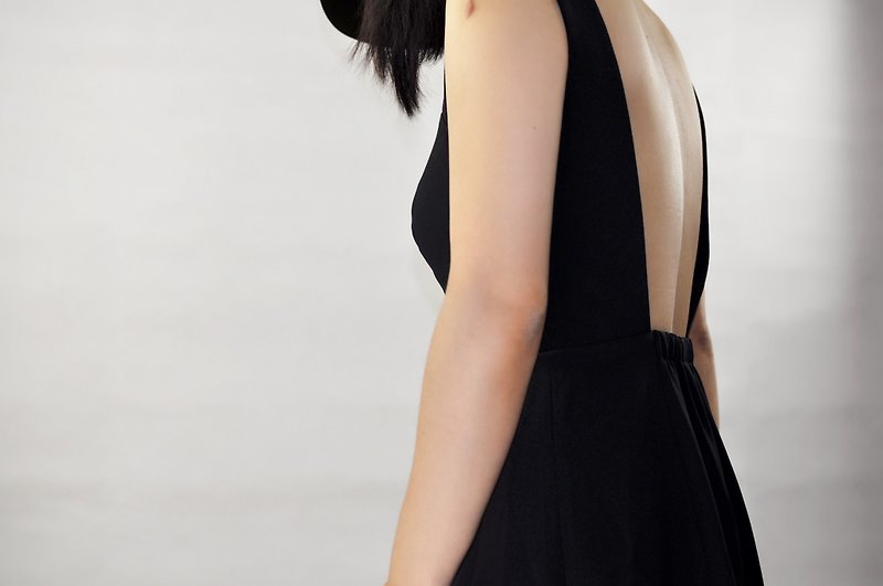 フラット135 X台湾のデザイナー黒のホルターネックドレスノースリーブベストスタイルのドレスセクシーなホルターネックドレスの膝のスカート小さなドレスシンプルな3次元カット結婚式のパーティーの衣装の衣装 - ワンピース - ポリエステル ブラック