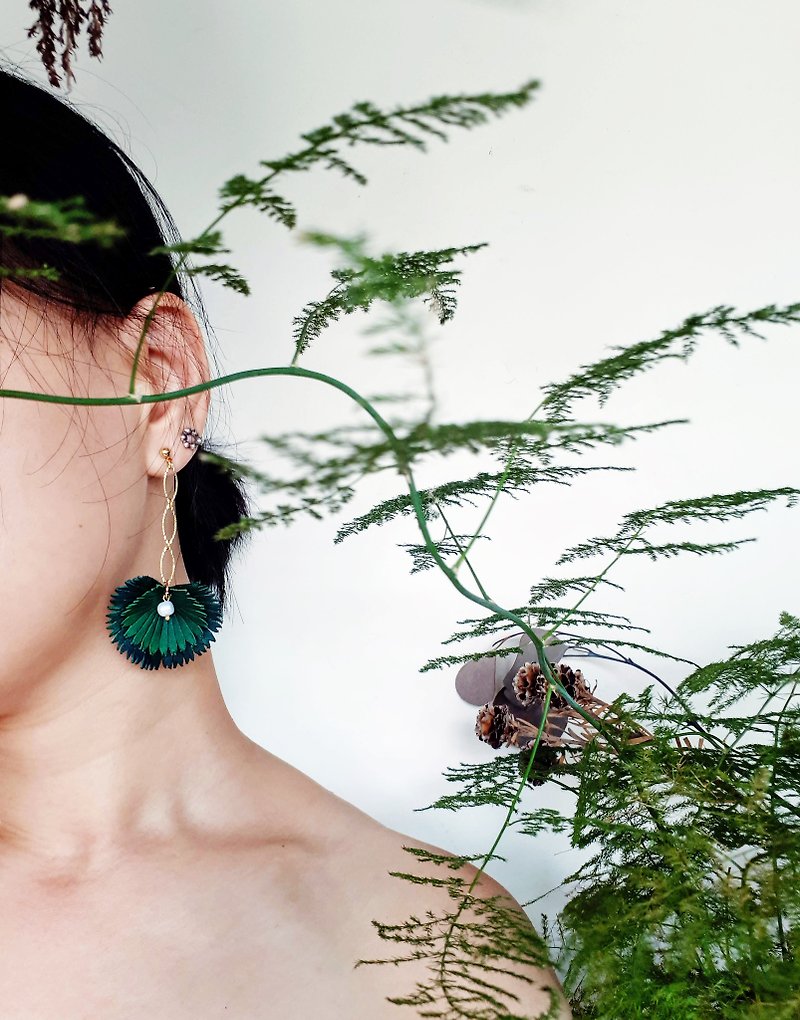 A pair of round fan palm sunflower asymmetric earrings_hand dyed leather - ต่างหู - หนังแท้ สีเขียว