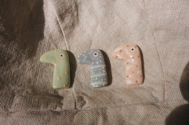  Ceramics handmade dinosaur in many colours,brooch :) - 胸針/心口針 - 陶 多色