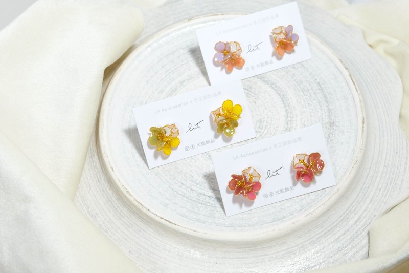 Ear acupuncture x Clip-On crystal flower_intimate flower group_light dot jewelry - Earrings & Clip-ons - Resin Pink