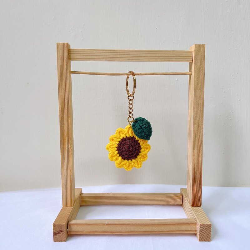 Hand knitted sunflower charm cultural and creative birthday gift charm key ring graduation ceremony Chinese Valentine's Day - ที่ห้อยกุญแจ - ผ้าฝ้าย/ผ้าลินิน สีส้ม