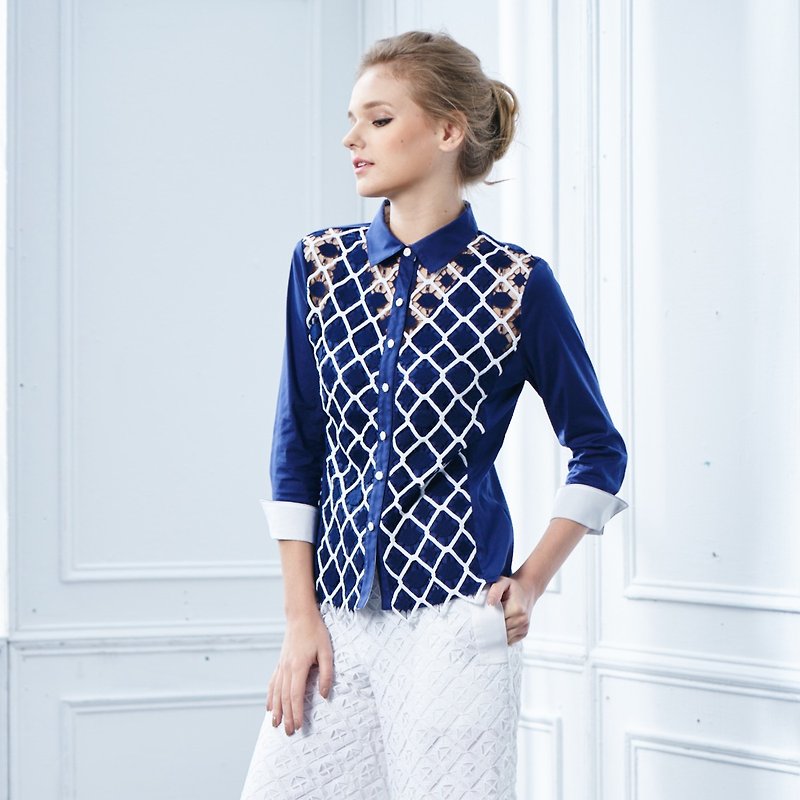 Filigree embroidered three-quarter sleeve shirt - เสื้อเชิ้ตผู้หญิง - ผ้าฝ้าย/ผ้าลินิน สีน้ำเงิน