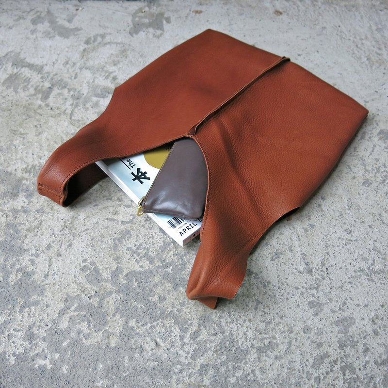 Eighty-two tote bag gentle Brown deer【LBT Pro】 - กระเป๋าถือ - หนังแท้ สีนำ้ตาล