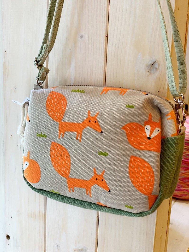 [Good day hand made] Handmade. Walking fox / universal bag / / cross-body bag / shoulder bag - กระเป๋าแมสเซนเจอร์ - ผ้าฝ้าย/ผ้าลินิน สีเขียว
