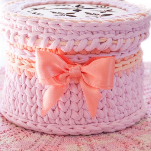 Crochet Fashion Studio Janine 編織收納小籃子 | 圓形置物籃 | 收納籃 | 置物籃 | 禮物 Pink lidded storage basket Shelving basket Gift