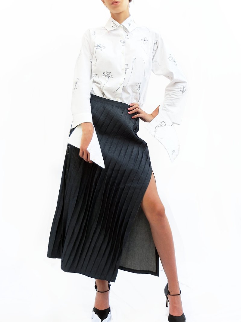 Light Denim Slant Pleats Skirt/100% Italian Cotton /Navy - กระโปรง - ผ้าฝ้าย/ผ้าลินิน สีน้ำเงิน
