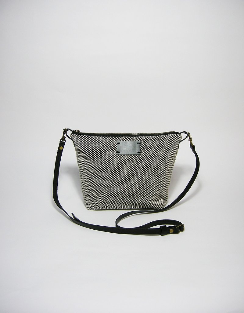 ● double-color weave side backpack (Japanese cotton weave / black leather belt) _ _ zuo zuo hand bag - กระเป๋าแมสเซนเจอร์ - ผ้าฝ้าย/ผ้าลินิน สีดำ