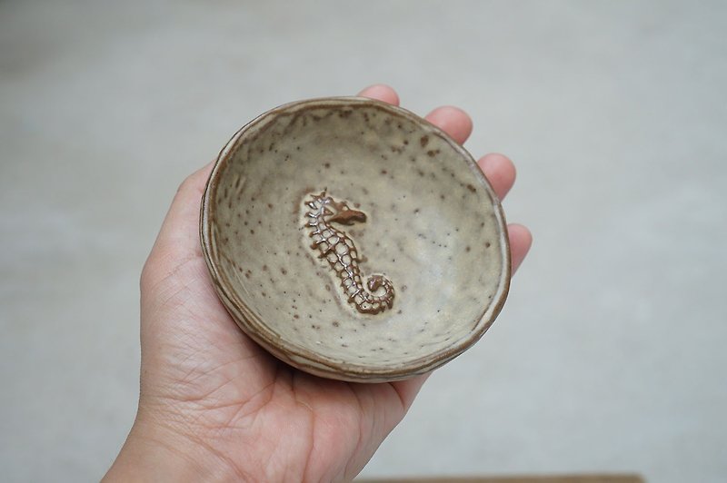 little sea horse bowl - 花瓶/花器 - 陶 卡其色