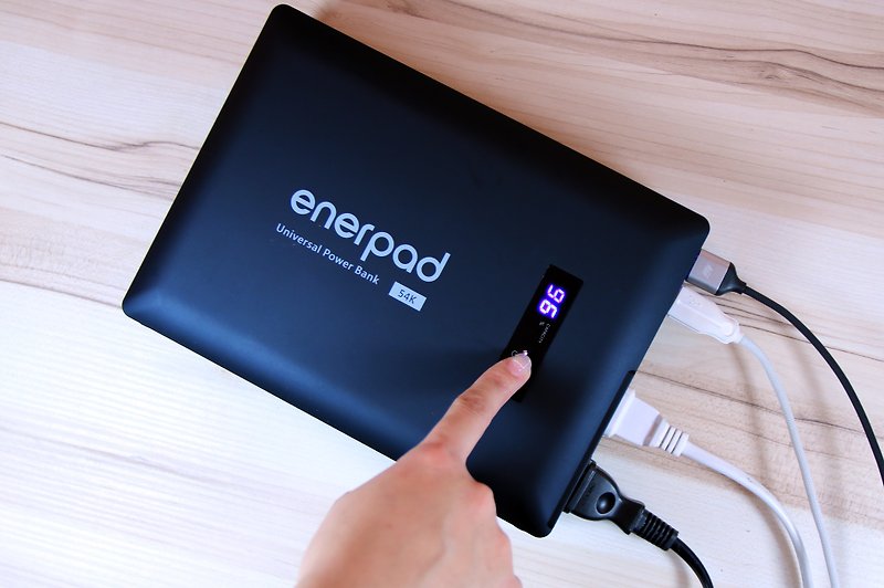 [Enerpad]ユニバーサルACモバイル電源42000ミリアンペア時 - ブラックAC-42K - 充電器・USBコード - プラスチック ブラック