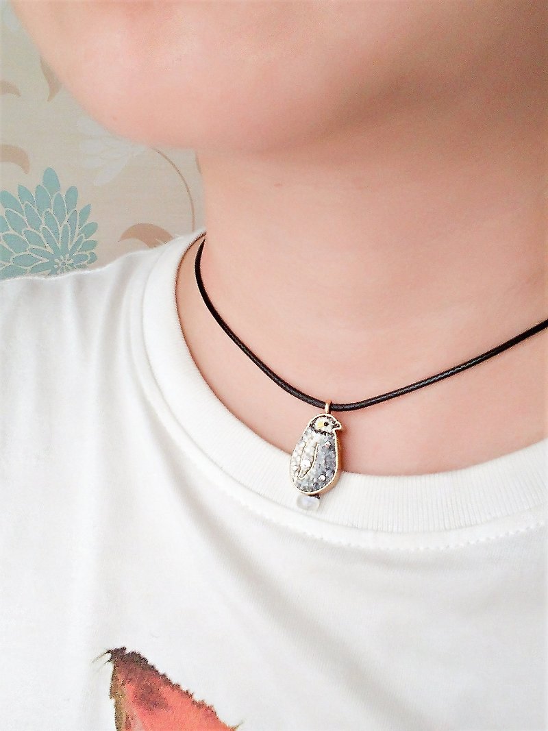 Mosaic series king penguin baby moonstone sterling silver necklace pre-order - สร้อยคอ - วัตถุเคลือบ 