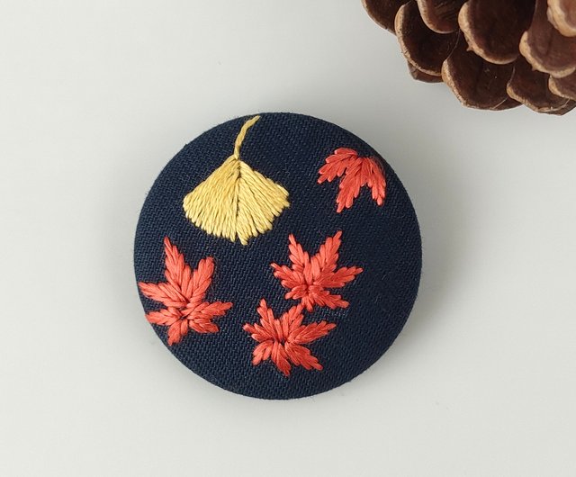 秋の紅葉もみじとイチョウ刺繍ブローチ - ショップ かなちゃん手刺繍工房 ブローチ - Pinkoi