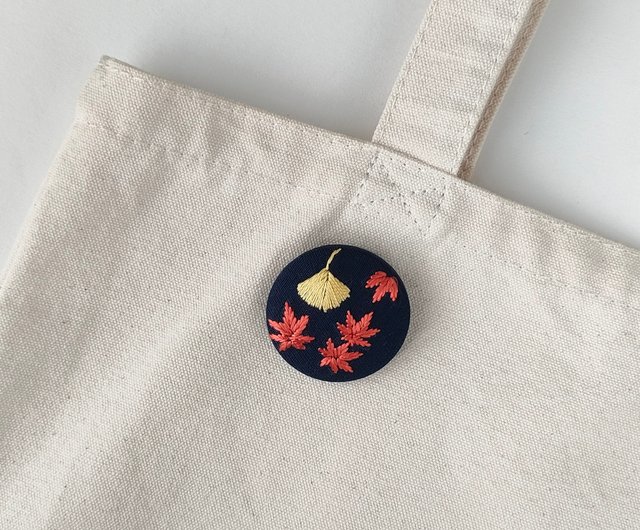 秋の紅葉もみじとイチョウ刺繍ブローチ - ショップ かなちゃん手
