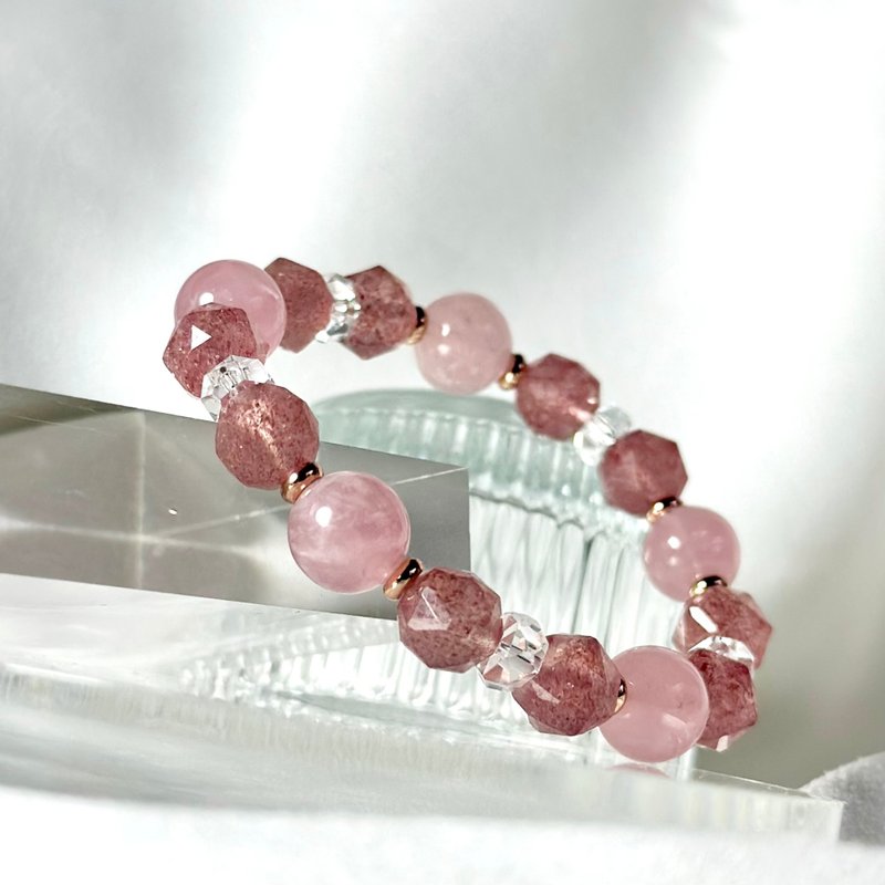 Love and Popularity | Strawberry Crystal Horse Pink Crystal Bracelet - สร้อยข้อมือ - คริสตัล สึชมพู