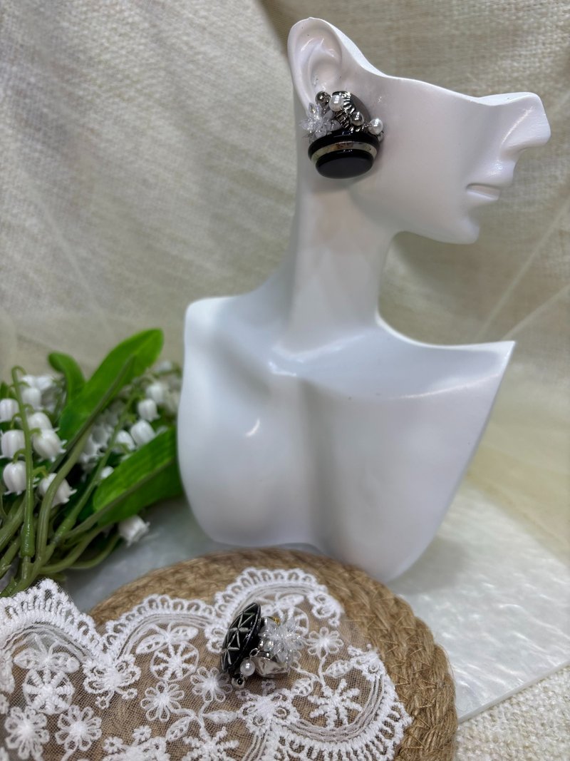 耳環-古典銀框黑色滴膠復古鈕扣耳環 - 耳環/耳夾/耳骨夾 - 其他金屬 黑色