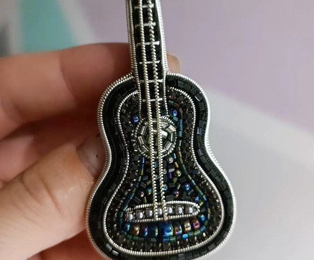 手作りの刺繍入りブラックギターブローチ - ショップ Sistabrooch