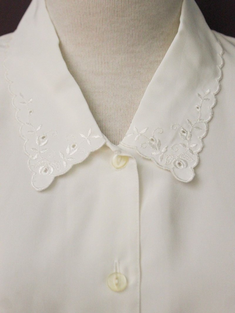  復古日本製典雅可愛小花朵刺繡翻領寬鬆白色長袖古著襯衫 - 女襯衫 - 聚酯纖維 白色