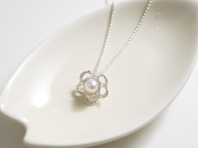 Three-dimensional lace flower pearl pendant necklace hand made 925 sterling silver necklace - สร้อยคอ - ไข่มุก ขาว