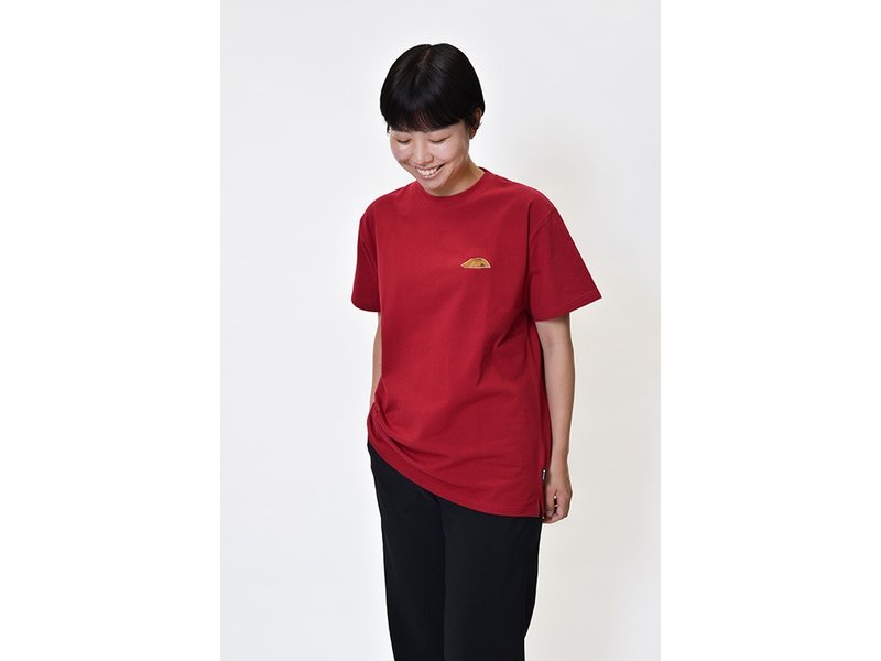 Amenity Dome Wappen T-shirt M/L Red - เสื้อยืดผู้หญิง - ผ้าฝ้าย/ผ้าลินิน สีแดง