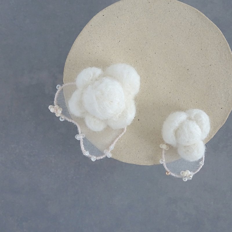 Oboro (white) wool x organdy x beads pierce/ Clip-On - Earrings & Clip-ons - Thread 