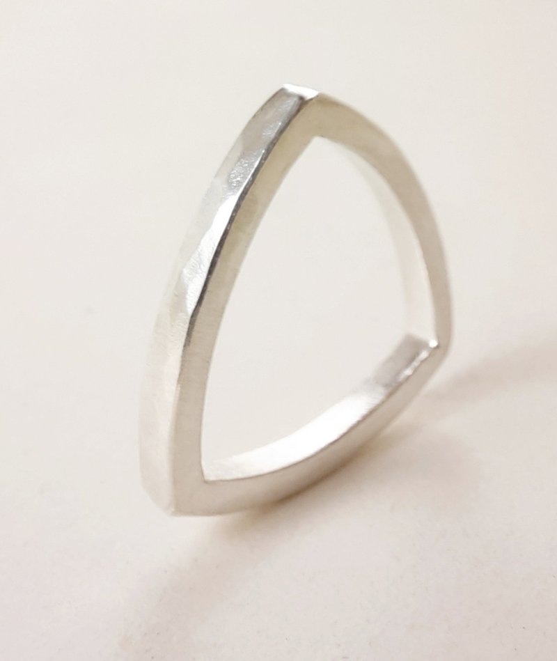 Sterling silver ring, Silver, neutral hammer pattern, imperial triangle ring, designer handmade - แหวนทั่วไป - เงินแท้ สีเงิน