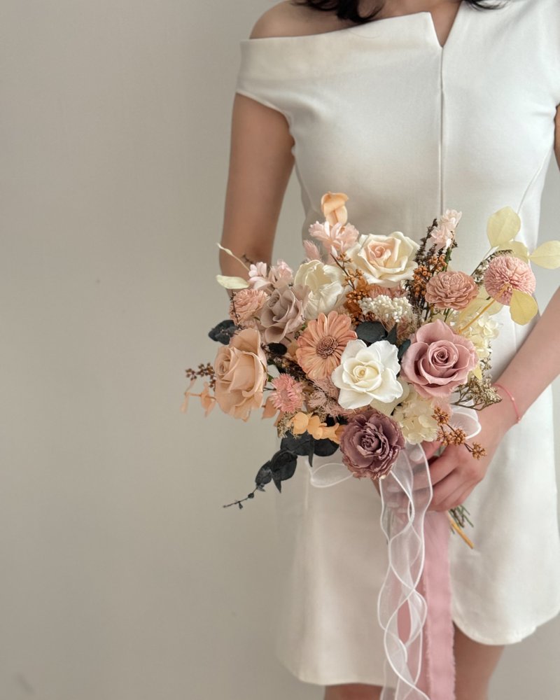 Milk tea color eternal bouquet - bridal bouquet/wedding bouquet/entry bouquet/wedding photography bouquet/registration bouquet - ช่อดอกไม้แห้ง - พืช/ดอกไม้ สึชมพู