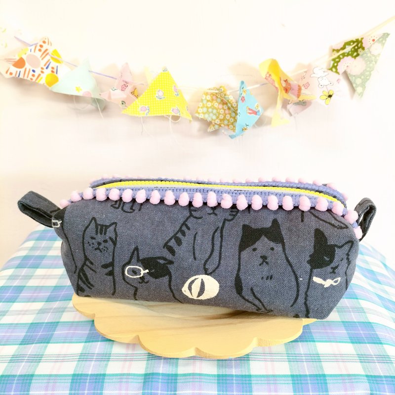 Simple line cat cat cat fat bag cosmetic bag storage bag pencil case - กระเป๋าเครื่องสำอาง - ผ้าฝ้าย/ผ้าลินิน 