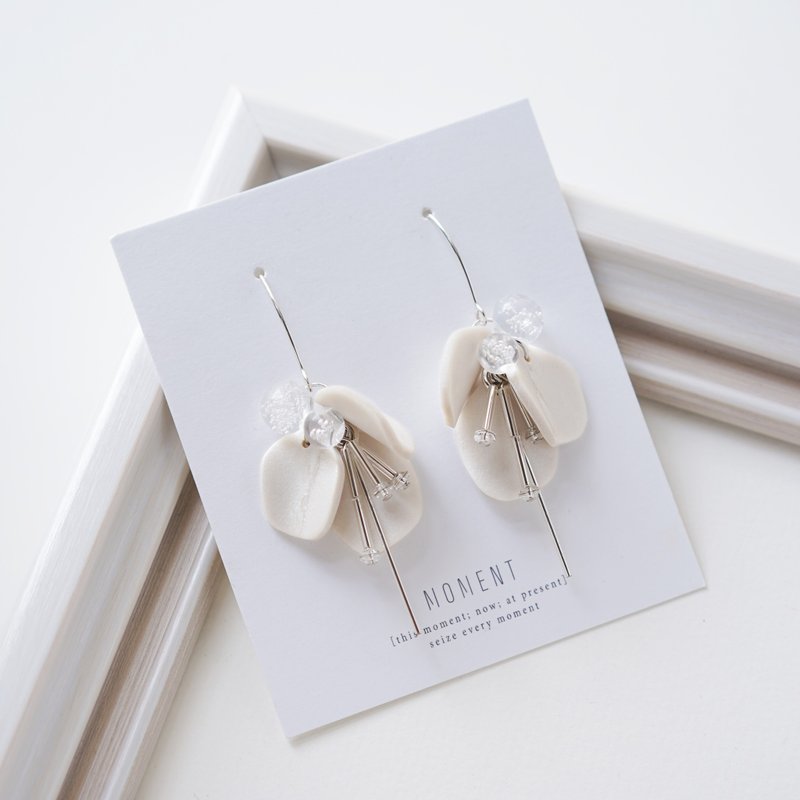 Lilac 原創設計 手工軟陶  垂墜花瓣水晶 925純銀耳鈎耳環 - 耳環/耳夾/耳骨夾 - 陶 白色