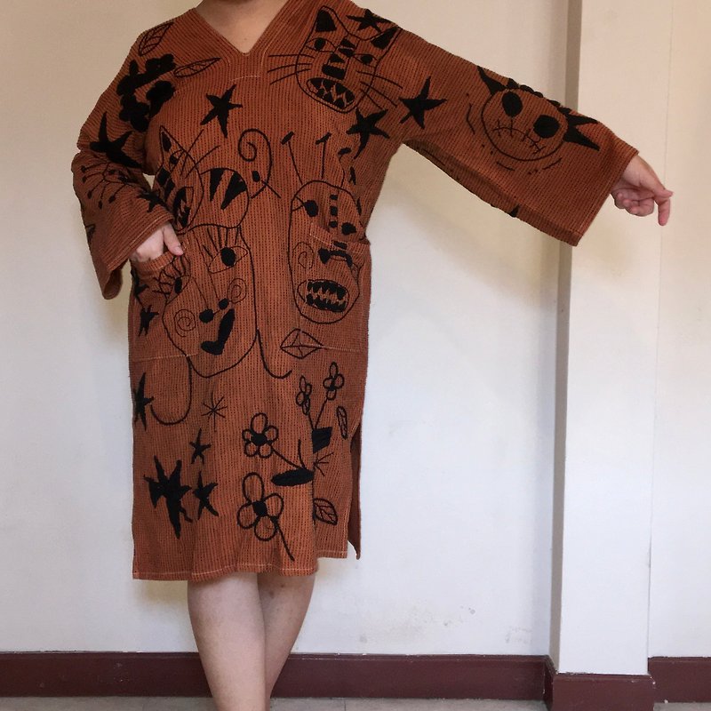 Contemporary Karen cotton dress with hand-embroiders cats - 連身裙 - 繡線 咖啡色
