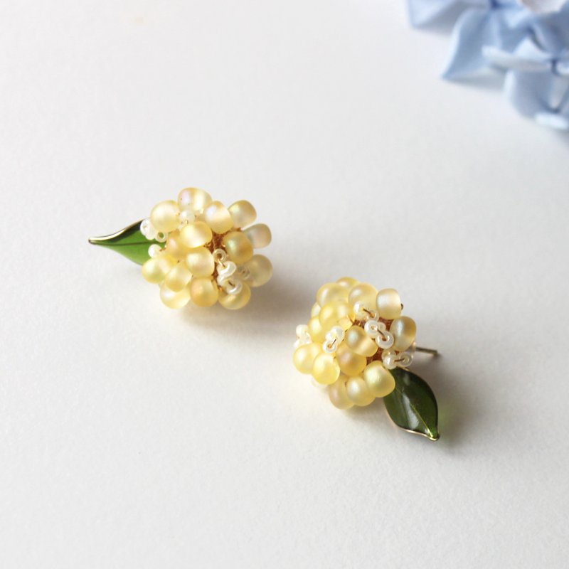 [Hydrangea Earrings] Light Yellow Hydrangea Earrings Matte Glass Earrings/ Clip-On - Earrings & Clip-ons - Glass Yellow